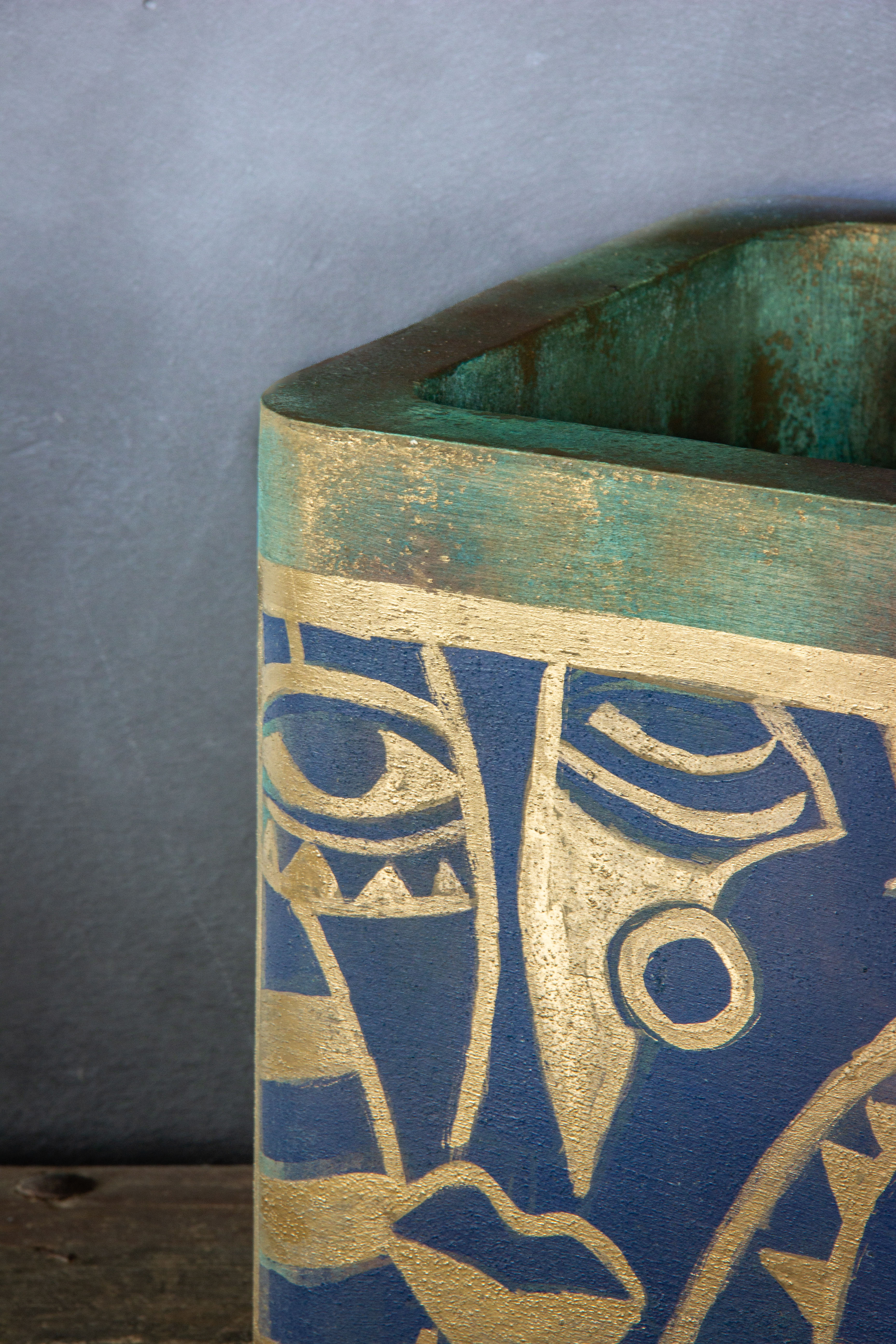 Osłonka z abstrakcyjnym wzorem w złocie, turkusowa patyna, ręcznie wykonana i malowana